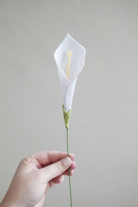 how to make a felt calla lily Felt Flower Tutorial, Rose Tutorial, Handmade Hair Clip, Tissue Paper Flowers, Felt Diy, Ribbon Flowers, Flower Tutorial, Calla Lily, Flowers Diy