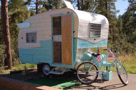 1961 Shasta Compact  Cute, cute, cute, CUTE! www.rollinvintage.com Caravan Inspiration, Trailers Vintage, Shasta Compact, Shasta Trailer, Outdoor Hacks, Tin Can Tourist, Shasta Camper, Small Camper, Camp Trailer