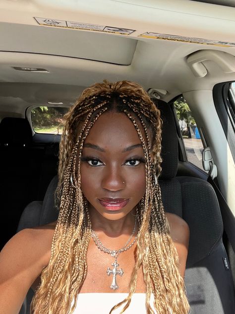 dark skin girl with blonde braids Dark Brown Box Braids On Dark Skin, Golden Blonde Box Braids, 613 Box Braids Dark Skin, Dark Skin Box Braids, Blonde Bohemian Braids Black Women, Blonde Box Braids On Black Hair, Blond Braids On Black Hair, Box Braid Blonde, Blonde Hair On Black Women Braids