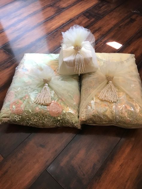 Suit Gift Packing Ideas, Suit Packing Ideas, Suit Packing Ideas Wedding, Cloth Packing Ideas For Wedding, Wedding Packing, Wedding Gift Hampers, Trousseau Packing, Wedding Gift Pack, Creative Wedding Gifts