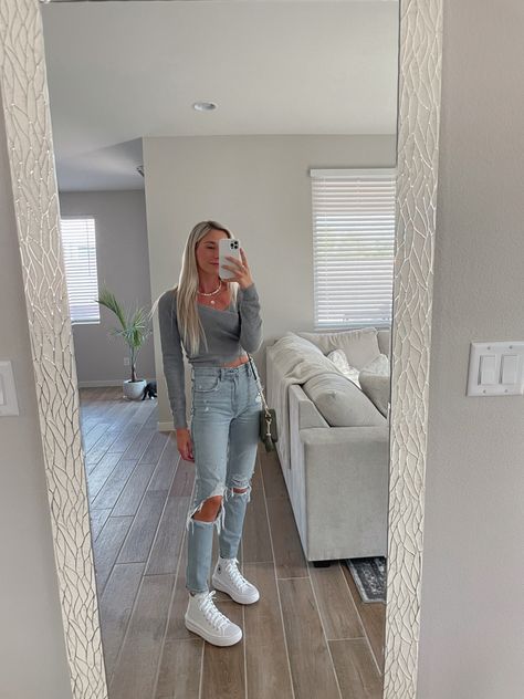 White Converse With Leggings, Converse Move Outfit, Converse All Star Move Outfit, Cute Outfits With White Converse, Jeans And Platform Converse, White High Top Converse Outfit, Ripped Jeans Outfit Winter, Fits With Converse, White Platform Converse Outfit