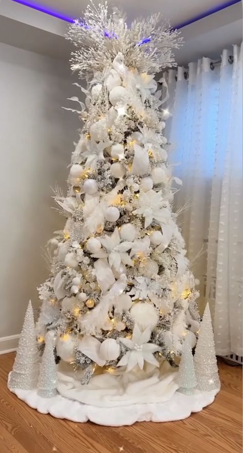 Unique Christmas Tree Ideas, White Christmas Tree Decorations, Christmas Advent Wreath, Christmas Tree Decorating Themes, Tree Themes, Creative Christmas Trees, Unique Christmas Trees, Christmas Themes Decorations, Christmas Decorations Living Room