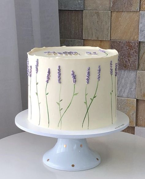 Lavender Design Cake, Bridal Shower Cake Lavender, Lavender Smash Cake, Simple Female Birthday Cake, Lavender Buttercream Cake, Birthday Cake With Purple Flowers, Lavender Theme Cake, Lavender Wedding Cake Ideas, Purple And Green Birthday Party Ideas