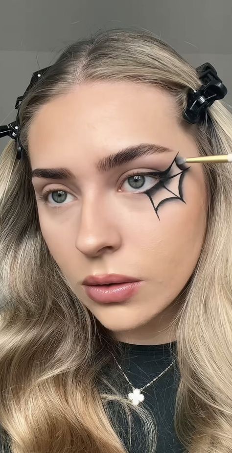 Halloween Spider Makeup, Spider Web Makeup, Spider Halloween Costume, Halloween Makeup Hacks, Maquillage Halloween Simple, Spider Makeup, Halloween Makeup Inspo, Tiktok Creator, Cute Halloween Makeup