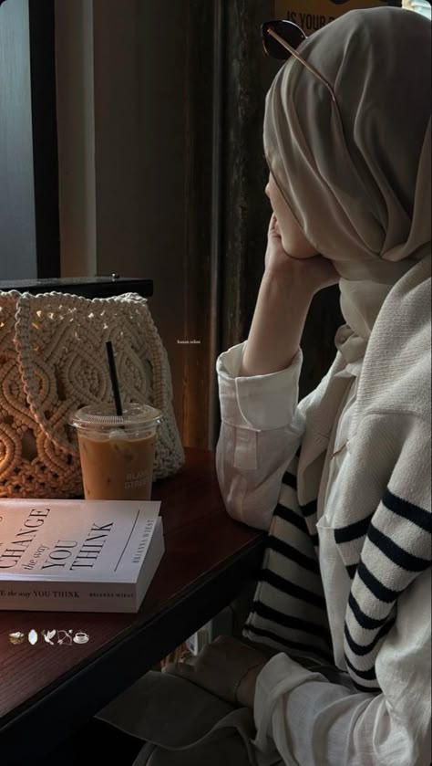 Hijabi Cafe Aesthetic, Insta Photo Ideas Hijab, Pose Ideas Instagram Hijab, Cute Woman Aesthetic, Hijabi Reading, Hijabi Instagram Photos, Hijabi Instagram, Hijabi Pictures, Hijabi Poses