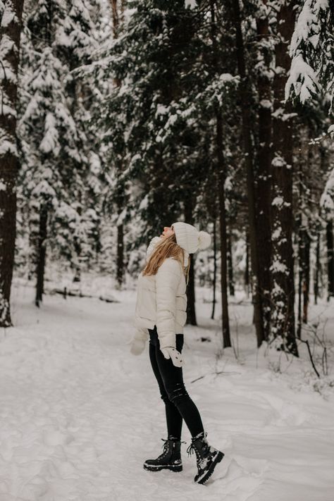 How To Pose In Snow Picture Ideas, Snow Picture Pose Ideas, Photoshoot In Snow Winter Photography, Poses With Snow, Snowfall Picture Ideas, Manali Trip Outfit Women, Snow Photo Poses, Snowfall Outfit Ideas, Snowy Photoshoot Ideas