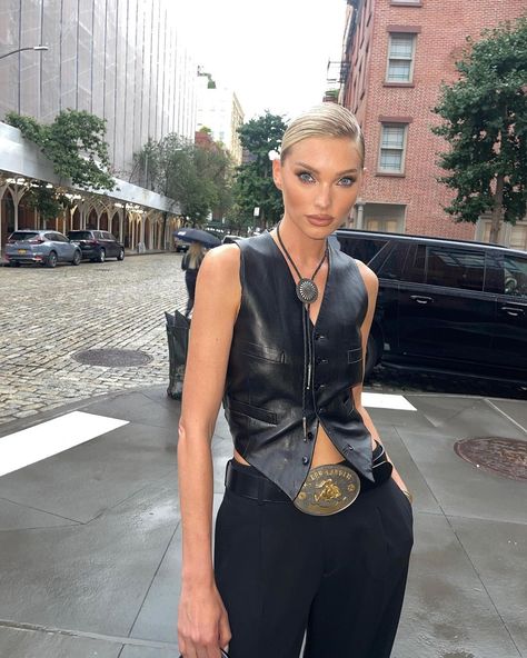 elsa❤️ (@hoskelsa) • Instagram photos and videos Leather Gilet Outfit, Chic Western Outfits, Streetwear Poses, Gilet Outfit, Western Inspired Outfits, Leather Gilet, Elsa Hosk Style, Runway Outfits, Cowgirl Chic