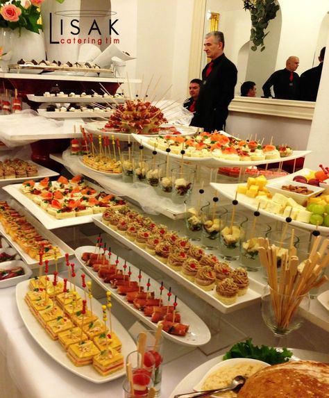 buffet set up idea Engagement Buffet, Reception Snacks, Snacks Table, Appetizers Wedding, Finger Appetizers, Puding Roti, Fingerfood Party, Party Food Buffet, Reception Food