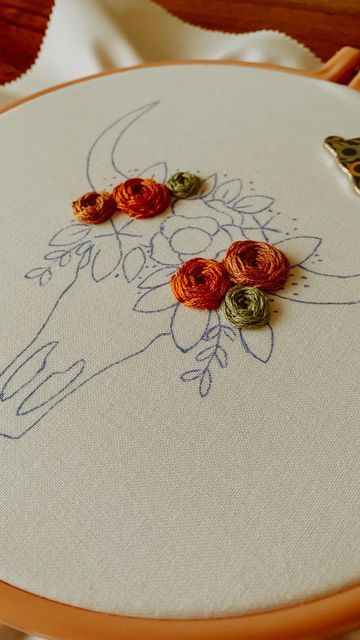 She the Bee Embroidery ~ Krista on Instagram: "This is how I make my wagon wheel roses even fluffier, this works for those stubborn spokes that just don’t seem to get covered as well! Add some straight stitches that wrap around your finished wagon wheel rose. But the TRICK is to angle your needle to the outside when you poke up and to the inside when you poke down. And doing this with a slight split stitch makes it look even cuter! Happy Christmas Eve to those who are celebrating!! 🎄" Split Stitch, Wagon Wheels, Happy Christmas Eve, Bee Embroidery, Wagon Wheel, Straight Stitch, The Bee, Happy Christmas, Artsy Fartsy