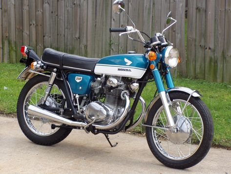 Honda Cb 350, Diy Sweets, Classic Honda Motorcycles, Cb 100, Honda Cb350, Honda Motorbikes, Vintage Honda Motorcycles, Motor Klasik, Motorcycle Camping Gear