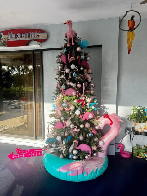 Margaritaville Christmas, Year Round Christmas Tree Ideas, Flamingo Room Decor, Holiday Tree Ideas, Fun Christmas Trees, Tropical Christmas Tree, Year Round Christmas Tree, Beach Theme Christmas, Beachy Christmas Decor