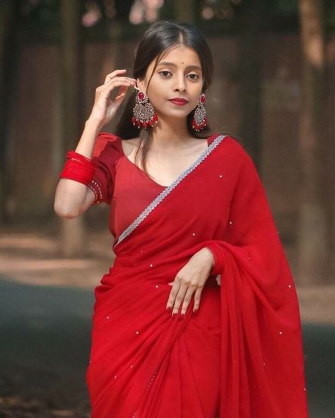 Jungkook Girl Version, Ff Jungkook, Saree Poses, Saree Designs Party Wear, Beautiful Dresses For Women, Red Saree, Easy Trendy Outfits, Indian Designer Outfits, Saree Look