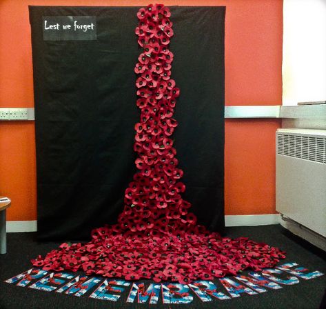 Remember Day Craft, Remembrance Day Library Displays, Remembrance Day Display Ideas, Remembrance Day Display School, Buddy Poppy Display Ideas, Remembrance Day Assembly Ideas, Remembrance Day Display, Poppy Art Remembrance Day, Poppy Display Ideas