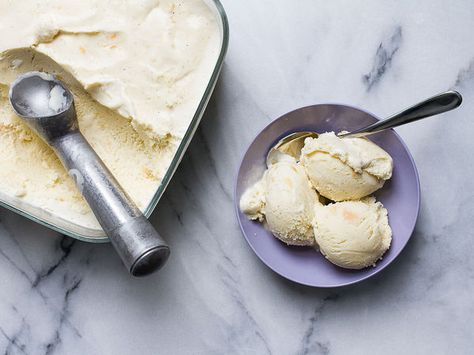 This rich, custard-based ice cream gets its flavor from paw paws, a musky-sweet fruit native to the American Midwest that has a flavor between banana and mango. Pawpaw Recipes, Granitas, Honey Ice Cream, Homemade Snickers, Paw Paw, Easy No Bake Desserts, Banana Ice Cream, Best Ice Cream, Banana Recipes