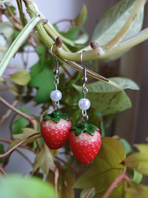 Cottagecore strawberry earrings Strawberry Earrings Aesthetic, Cottagecore Style Guide, Strawberry Accessories, Cottagecore Strawberry, Strawberry Shortcake Outfits, Cottagecore Aesthetic Fashion, Earrings Strawberry, Strawberry Heart, Cottagecore Earrings