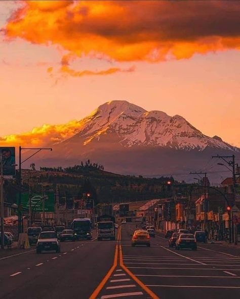 🇵 🇴 🇱 🇮 🇹 🇮 | 🇱 🇮 🇫 🇪  🔵 en Instagram: “👏 😀 Que atardecer 🌇 nos regala El Taita Chimborazo 💛 💙 ❤️ para despedir el feriado 🇪🇨 📸 Milsunsets TIKTOK…” Beautiful Photos Of Nature, Mountain Range, Mount Rainier, Volcano, Ecuador, Beautiful Photo, Back To School, Natural Landmarks, Red