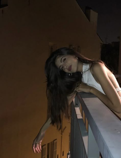 Balcony Pics Aesthetic, Poses For Pictures At Night, Photos On Balcony, Balcon Photoshoot, Aesthetic Balcony Pics, Instagram Pictures At Night, Pose In Balcony, Balcony Poses Instagram, Night Rooftop Photoshoot