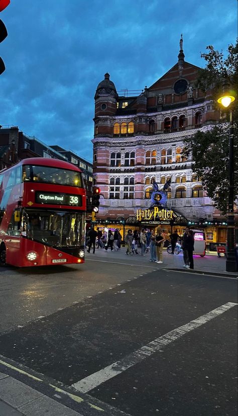 london London With Family, London Culture Aesthetic, London City Life Aesthetic, London Cars Aesthetic, London Neighborhood Aesthetic, Living In London Aesthetic Night, London Harry Potter, Harry Potter London, England Aesthetic