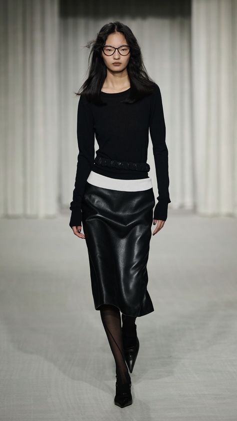 Leather Skirt Outfit, Rock Outfit, Runway Looks, Skirt Outfit, Mode Inspo, 가을 패션, Party Looks, Looks Style, Mode Inspiration