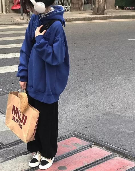 Aesthetic Sweatpants Outfit, Hoodie Outfit Korean, Sweatpants Outfit Aesthetic, Merch Kpop, Baggy Clothes, Tomboy Style Outfits, Oversized Style, Hoodie Outfit, Swaggy Outfits