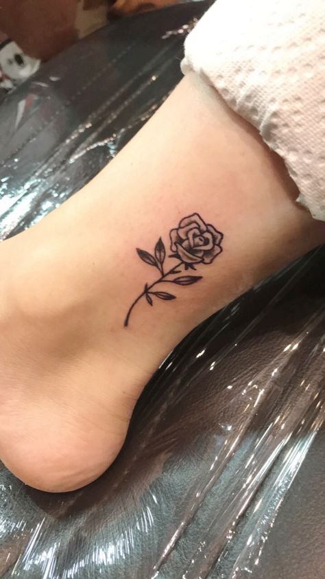 Rose tattoo Tatoo Rose, Small Rose Tattoo, Small Flower Tattoos, Inspiration Tattoos, Small Rose, Ankle Tattoo, Little Tattoos, Trendy Tattoos, Rose Tattoos