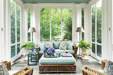 Indoor Patio Ideas Screened Porches, Screened Porch Designs, Clad Home, Sunroom Decorating, Building A Porch, Screen Porch, Country Homes, House With Porch, Porch Design