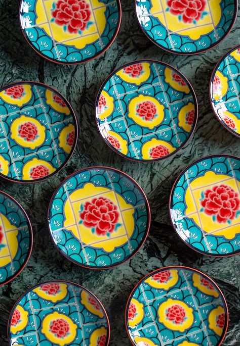 Candlenut and Supermama collaborate to launch unique Peranakan-inspired porcelain plates - Home & Decor Singapore Local Architecture, Butterfly Pea Flower, Pea Flower, Japanese Porcelain, Flower Tea, Pottery Making, Local Design, Porcelain Plates, Small Plates