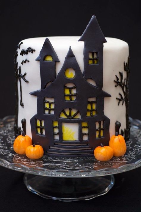 Haunted Cake, Halloween Fondant Cake, Cute Halloween Cakes, Haunted House Cake, Witch Cake, Postres Halloween, Dessert Inspiration, Ghost Cake, Halloween Cake Decorating