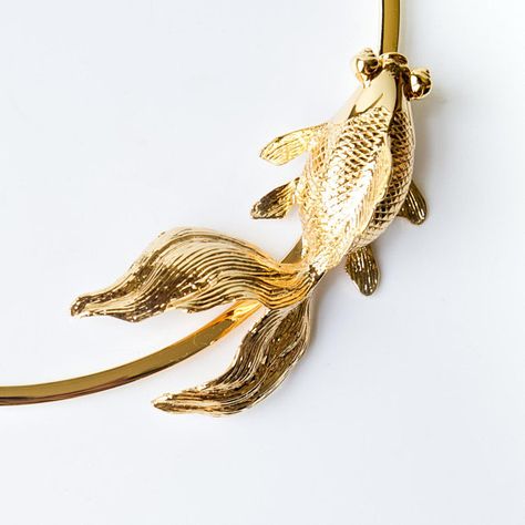 Fish Jewelry Design, Gold Fish Jewelry, Hummingbird Necklace, Kimono Japan, Fish Jewelry, Old Technology, Fish Necklace, Jewellery Sketches, Gold Fish