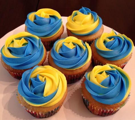 Sonic Cupcakes Ideas, Yellow Sonic Cake, Blue And Yellow Graduation Cake, Blue And Yellow Desserts, Yellow And Blue Cupcakes, Cupcakes Sonic Birthday, Blue And Yellow Birthday Party Decor, Ffa Cupcakes, Sonic Cupcake Cake