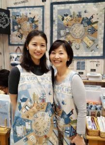 In the Japanese tradition of meticulous hand stitching, Masako Wakayama designs fresh-looking quilts using the colors of Americana and inspires quilters around the world.  Spotlight: Masako Wakayama, Quilter, Designer and Author | Create Whimsy  @masakowakayama #quilts #handquilting  #sewing  #stitch  #quiltsofinstagram  #quilt #quilting #makersgonnamake #creativity #textileart #fiberart #handmade #creativehappylife #makersmovement #quiltsofinsta #createwhimsy Hand Piecing, Wakayama, House Quilts, Foundation Piecing, Student Organization, Traditional Quilts, Crib Quilt, Foundation Paper Piecing, Bag Ideas