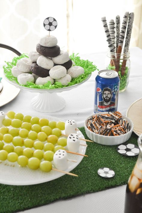 How to Plan a "Goal Worthy" Soccer Themed Party Soccer Party Food, Soccer Theme Parties, Soccer Birthday Cakes, Soccer Birthday Parties, Party Food Themes, Soccer Theme, Party Snack Food, Football Birthday Party, Themed Food