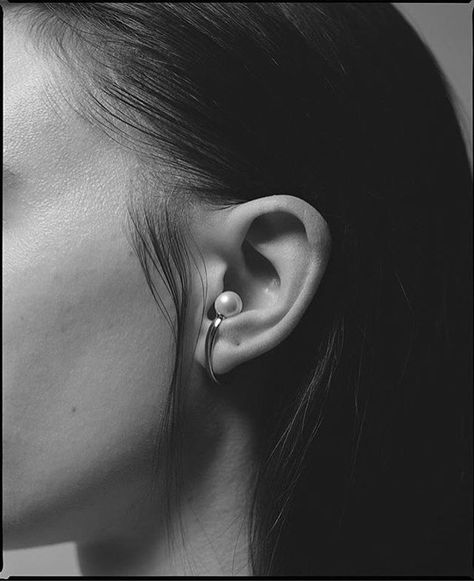 Artsy Jewelry, Pencil Portrait, Jewelry Photography, Ear Cuffs, 925 Silver Jewelry, Jewelry Inspo, Pearl Jewelry, Ear Piercings, Fashion Earrings