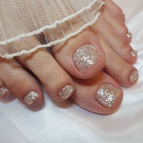 Pedicure With Gold Line, Foot Nail Art, Toes Nails, Bridal Nail, Wedding Nail Art Design, Foot Nail, Wedding Hair Half, Blouse Ideas, Extension Designs