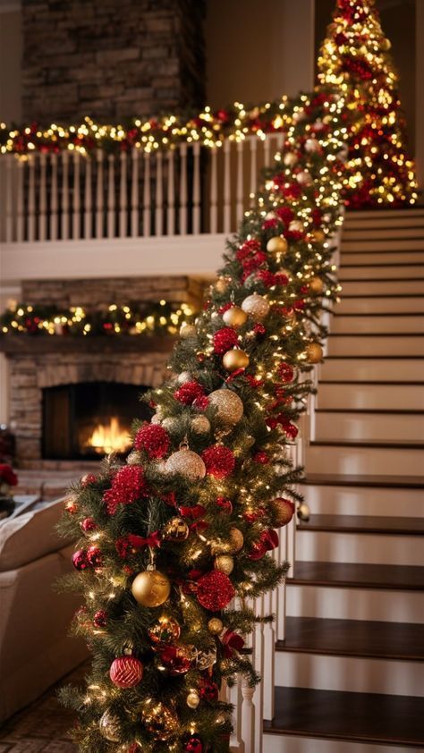 Christmas Stair Decor Ideas, Simple Modern Christmas Decor, Romantic Christmas Decor, Modern Traditional Christmas Decor, Christmas Decor Ideas Red And White, Red And Blue Christmas Decor, Red Christmas Tree Decorations Ideas, Christmas House Interior, All Red Christmas Tree