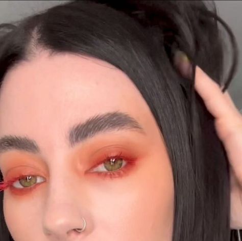 Red Lashes Make Up, Red Eye Makeup Green Eyes, Red Eyelashes Makeup, Colorful Mascara Looks, Color Mascara Looks, Under Eyeshadow Looks, Red Mascara Looks, Colored Mascara Looks, Orange Mascara