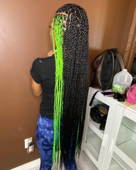 Green And Black Island Twist, Box Braids Green And Black, Twisties Hairstyles, Bad Braids, Green Twists, Green Skunk Stripe, Jason Drawing, Baddie Braids, Green Locs