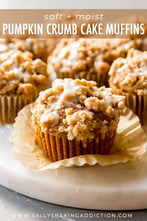 Soft and moist pumpkin muffins topped with pumpkin spice crumbs and maple icing! Recipe on sallysbakingaddiction.com Maple Icing Recipe, Pumpkin Crumb Cake, Moist Pumpkin Muffins, Crumb Cake Muffins, Pumpkin Recipes Dinner, Maple Icing, Pumpkin Muffins Easy, Crumb Muffins, Pumpkin Recipes Healthy