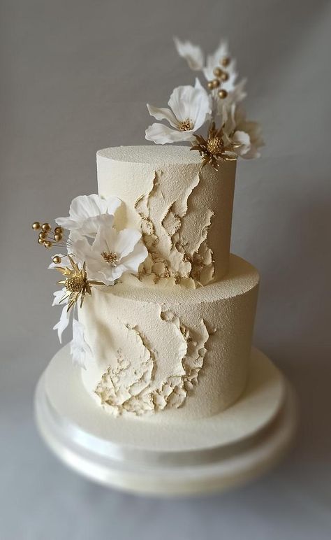 Gold And White Cake, White And Gold Wedding Cake, Textured Wedding Cakes, Engagement Party Cake, Wedding Anniversary Cakes, Creative Birthday Cakes, White Wedding Cakes, Simple Wedding Cake, Engagement Cakes