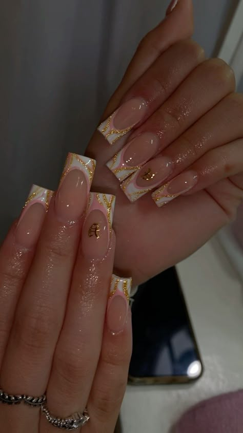 Acrylic Nail Pink Designs, Good And Pink Nails, Squared Medium Nails, Non French Tip Nail Ideas, Latina Acrylic Nails With Initial, Summer Nails Ideas Square, Shirt Cute Nails, Short Nails Diamonds, Gold And Black Nails Short