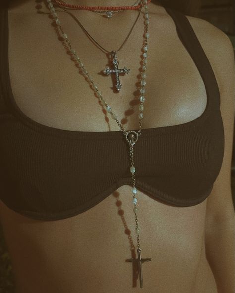 Dark Rosary Aesthetic, Cross Necklace Outfit Aesthetic, Gothic Cross Necklace Aesthetic, Aesthetic Rosary Necklace, Rosary Aesthetic Dark, Rosary Jewelry Aesthetic, Rosary Necklace Outfit, Catholic Aesthetic Outfits, Rosary Outfit