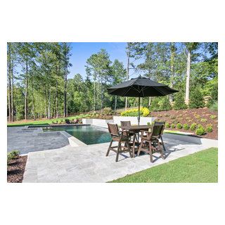 Contemporary style pool with silver travertine deck and custom water feature - Contemporary - Pool - Atlanta - by Thrasher Pool and Spa | Houzz Travertine Deck, Travertine Patio, Contemporary Pool, Contemporary Deck, Silver Travertine, Custom Water Feature, Pool Fountain, Fountain Design, Pool And Spa