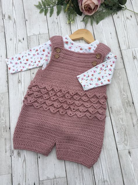 Baby Romper Pattern, Baby Dungarees, Baby Overall, Crochet Romper, Romper Pattern, Crochet Baby Girl, Baby Clothes Patterns, Haken Baby