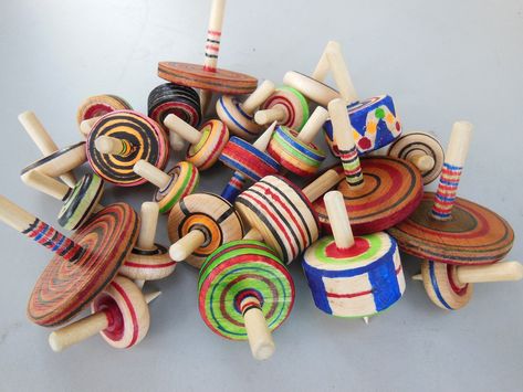 Spinning tops: a simple toy project that you can batch out with minimal tools and effort! I'll show you how to make dozens of them in one session. How To Make A Spinning Wheel Game, Wood Spinning Tops, Button Spinner Toy, Wood Turned Spinning Tops, Wooden Tops Spinning, Spinning Tops, Simple Toys, Diy Tops, Spinning Top