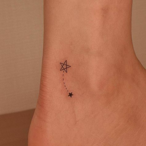 Minimalist stars tattoo on the ankle. Delicate Star Tattoos For Women, Small Tattoos On Leg, Star Tattoo Ankle, Star Tatoos Woman, Family Star Tattoo, Star Tattoo Designs For Women, Greek Minimalist Tattoo, Ankle Star Tattoo, Star Wrist Tattoos For Women