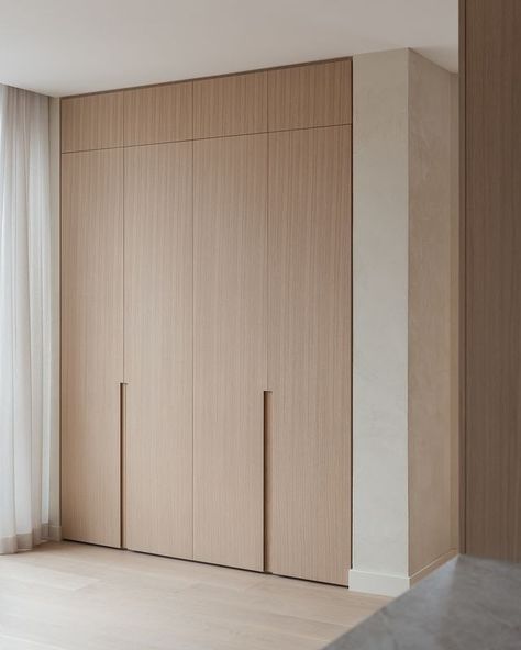 cabinetlab | Beautifully designed recessed pulls on these custom closets, if we do say so ourselves 😉 . . . #customcabinetry #whiteoakcabinets… | Instagram Guest Wardrobe Closet Ideas, Closet Door Ideas Sliding, Scandinavian Closet, Scandinavian Wardrobe, Mood Board Bedroom, Bedroom Cupboard, Bedroom Minimalist, Bedroom Cupboard Designs, Wardrobe Designs