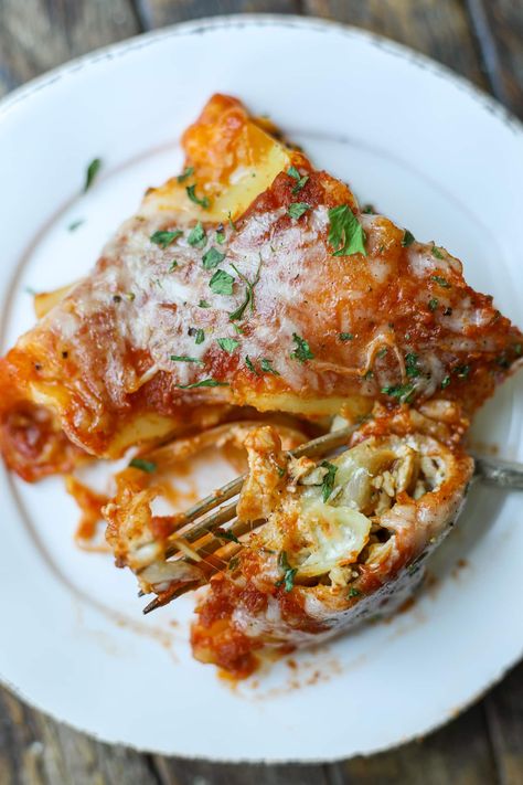 Ground Chicken Lasagna Roll Ups - Healthyish Foods Ground Chicken Lasagna, Ground Chicken Lasagna Recipes, Ground Chicken And Cream Of Chicken, Cooking Ground Chicken, Macro Friendly Ground Chicken Recipes, Ground Chicken Mcchicken, Chicken Lasagna Rolls, Lasagna Rollups, Chicken Lasagna