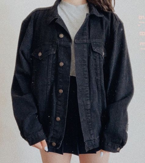 Black Jacket Ideas, Black Demin Jacket Outfits, Black Demin Jacket, Black Jean Jacket Outfits, Black Jeans Jacket, Denim Jacket Grunge, Lounge Fits, Black Denim Jacket Outfit, 90s Minimalism