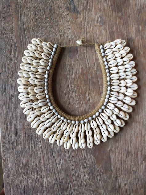 Cowrie Shell Embroidery, Kori Jewellery, Shell Necklace Diy, Cowrie Shell Jewelry, Bohemian Crafts, Earrings Diy Handmade, Kutch Work Designs, Dope Jewelry Accessories, Driftwood Art Diy