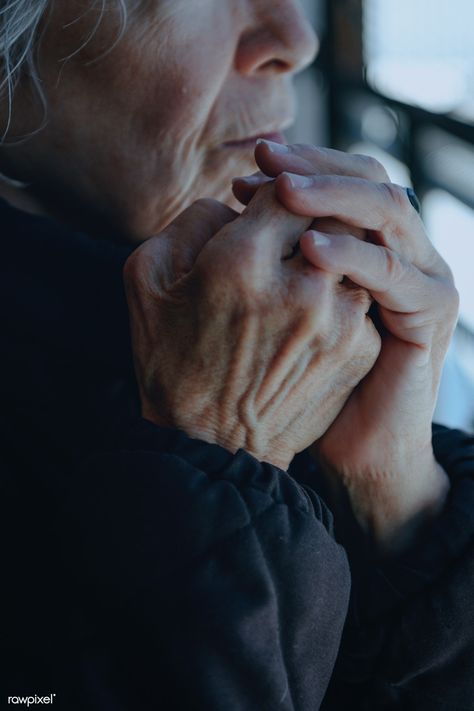 Old woman warming up herself in a cold winter day | premium image by rawpixel.com / Teddy Rawpixel Elderly Woman Aesthetic, Old People Aesthetic, Old Woman Photography, Elderly Woman, Old Lady Aesthetic, Old Woman Aesthetic, Cold People, Side Portrait, Punch In The Face